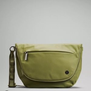 Lululemon festival bag 2L in bronze green colour